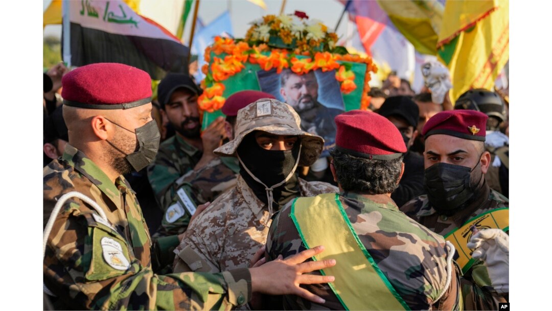 Peti jenazah komandan kelompok paramiliter Kataib Hizbullah, Wissam Muhammad Sabir Al-Saadi, yang tewas dalam serangan udara AS, di Bagdad, Irak, 8 Februari 2024. (Foto: AP)