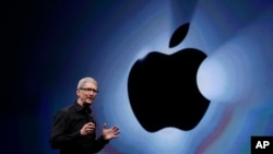 资料照 - 苹果公司总执行官库克在一次苹果新产品发布会上。