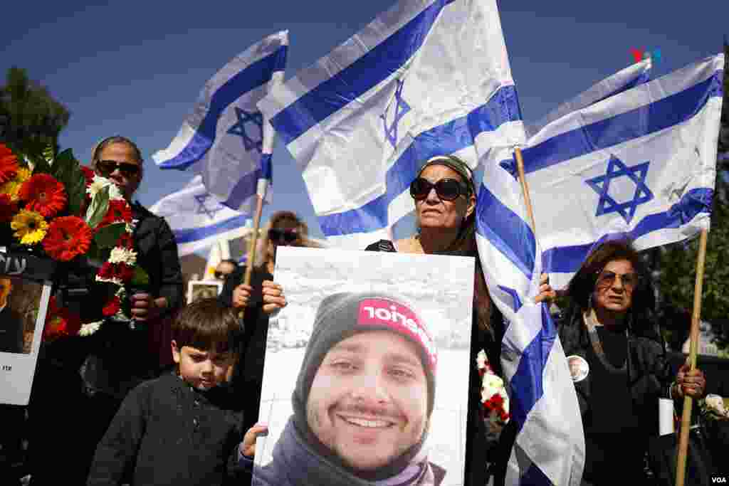 Flores, retratos y banderas de Israel destacan en la marcha realizada hoy por los familiares de los jóvenes asesinados y secuestrados por Hamás en el festival Nova, el pasado 7 de octubre