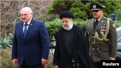 Rais wa Iran Ebrahim Raisi alipomkaribisha rais wa Belarus Alexander Lukashenko Tehran, Machi 13, 2023. Picha na Tovuti ya rais wa Iran/WANA/ REUTERS. 