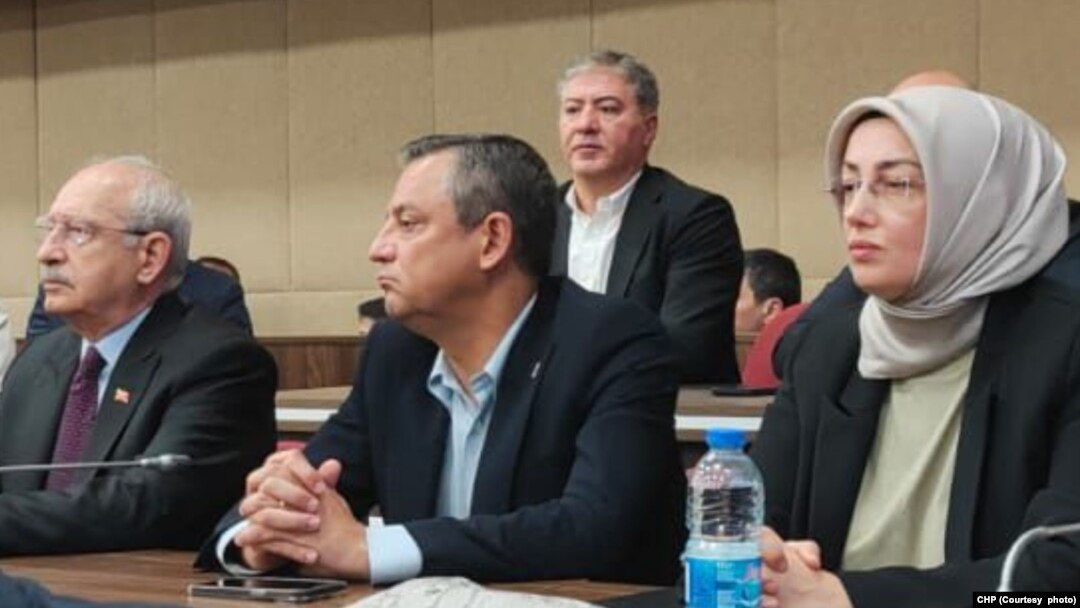 Sinan Ateş davası başladı. Duruşma salonunda CHP Genel Başkanı Özgür Özel ve eski genel başkan Kemal Kılıçdaroğlu, Ateş'in eşi Ayşe Ateş'le yan yana oturarak duruşmayı takip etti, 1 Temmuz 2024.
