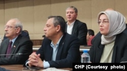 Sinan Ateş davası başladı. Duruşma salonunda CHP Genel Başkanı Özgür Özel ve eski genel başkan Kemal Kılıçdaroğlu, Ateş'in eşi Ayşe Ateş'le yan yana oturarak duruşmayı takip etti, 1 Temmuz 2024.
