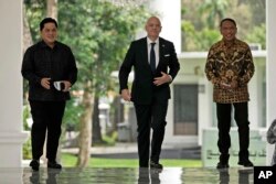 Presiden FIFA Gianni Infantino (tengah), diapit Menpora Zainuddin Amali (kanan), dan Menteri BUMN dan ketua PSSI Erick Thohir, saat bertemu dengan Presiden Joko Widodo di Istana Merdeka, Jakarta, 18 Oktober 2022. (AP Photo/Achmad Ibrahim)