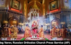 Gereja Ortodoks Rusia Patriark Kirill, tengah, memimpin kebaktian Paskah Ortodoks di Katedral Kristus Juru Selamat, di Moskow, Rusia, 16 April 2023. (Foto: via AP)