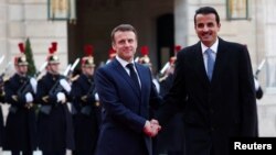 Presiden Prancis Emmanuel Macron menerima Sheikh Tamim bin Hamad Al Thani di Istana Elysee, Paris hari Selasa (27/2). 