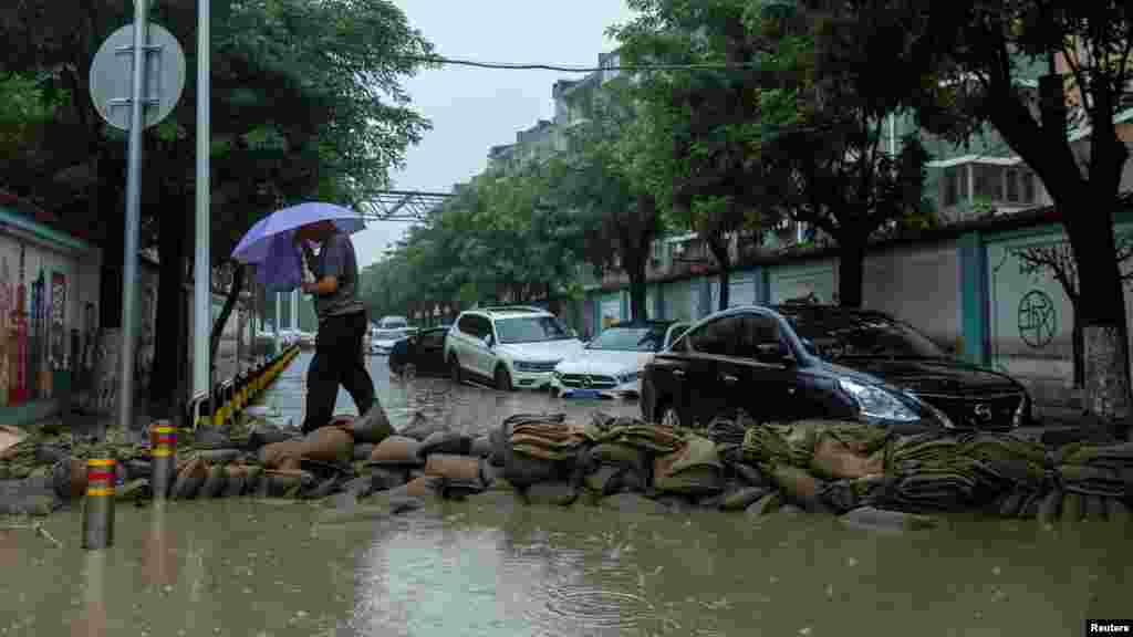 یجنگ میں بارشوں کے سبب پیش آنے والے مختلف حادثات و واقعات میں لگ بھگ 11 افراد ہلاک ہو گئے ہیں۔