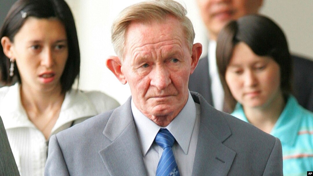 Bivši dezerter američke vojske u Sjevernu Koreju, Charles Jenkins, sa svojim kćerima Mikom, pozadi lijevo, i Brindom na međunarodnom aerodromu Narita, Japan, 14. juna 2005.
