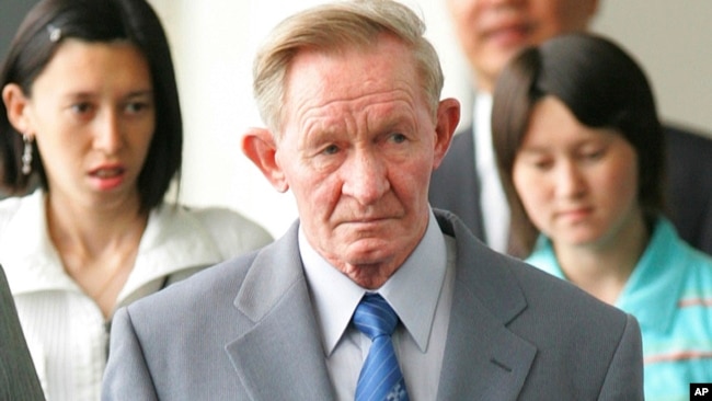 ARCHIVO - El ex desertor del Ejército de Estados Unidos a Corea del Norte, Charles Jenkins, es visto con sus hijas Mika, atrás a la izquierda, y Brinda en el Aeropuerto Internacional de Narita, Japón, el 14 de junio de 2005.