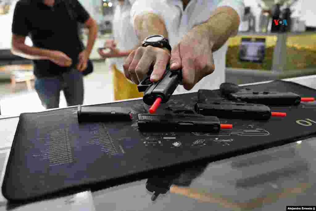 Un ciudadano israelí elige una pistola en la tienda de Caliber 3, una academia para civiles que quieran recibir entrenamiento militar.