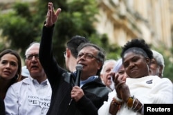 El presidente de Colombia, Gustavo Petro, habla mientras sus seguidores asisten a una marcha en apoyo de las reformas de salud, jubilación, empleo y prisión propuestas por su gobierno en Bogotá, Colombia, el 7 de junio de 2023. REUTERS/Luisa González.