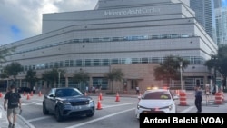 Autos de policía bloquean accesos al Adrienne Arsht Center, sede del tercer debate republicano, en Miami, EEUU, el 8 de noviembre de 2023. 