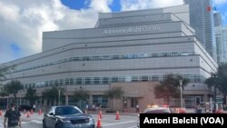 Autos de policía bloquean accesos al Adrienne Arsht Center, sede del tercer debate republicano, en Miami, EEUU, el 8 de noviembre de 2023.