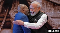 Waziri Mkuu wa India Narendra Modi, akimkumbatia Mwenyekiti wa Umoja wa Afrika na pia rais wa Comoro Azali Assoumani wakati wa mkutano wa G20 Septemba 9, 2023. Picha na Evan Vucci/ REUTERS.