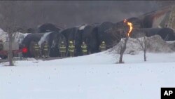 Esta foto proporcionada por KSTP, el personal de emergencia responde a la escena del descarrilamiento de un tren la madrugada del jueves 30 de marzo de 2023 en Raymond, Minnesota, EEUU.