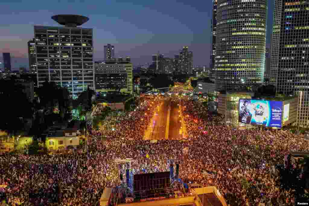 Ribuan orang mengambil bagian dalam demonstrasi untuk mendukung Perdana Menteri Israel Benjamin Netanyahu dan perombakan yudisial usulan pemerintah koalisi nasionalisnya, di Tel Aviv.