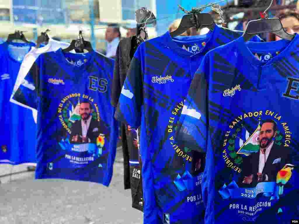 Camisetas de Nayib Bukele se venden a&nbsp;un costo de 15 dólares.