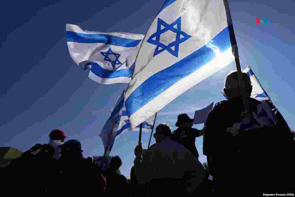 Manifestantes con banderas de Israel se congregan frente al Tribunal Supremo para reclamar que la jóvenes de la comunidad ultraortodoxa sean reclutados por el ejército.