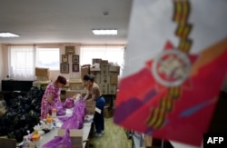 Sukarelawan Rusia mengumpulkan bantuan kemanusiaan untuk orang-orang yang dievakuasi dari zona wilayah Belgorod yang berbatasan dengan Ukraina, di titik bantuan kemanusiaan biara di Belgorod, 3 Juni 2023. (Olga MALTSEVA / AFP)