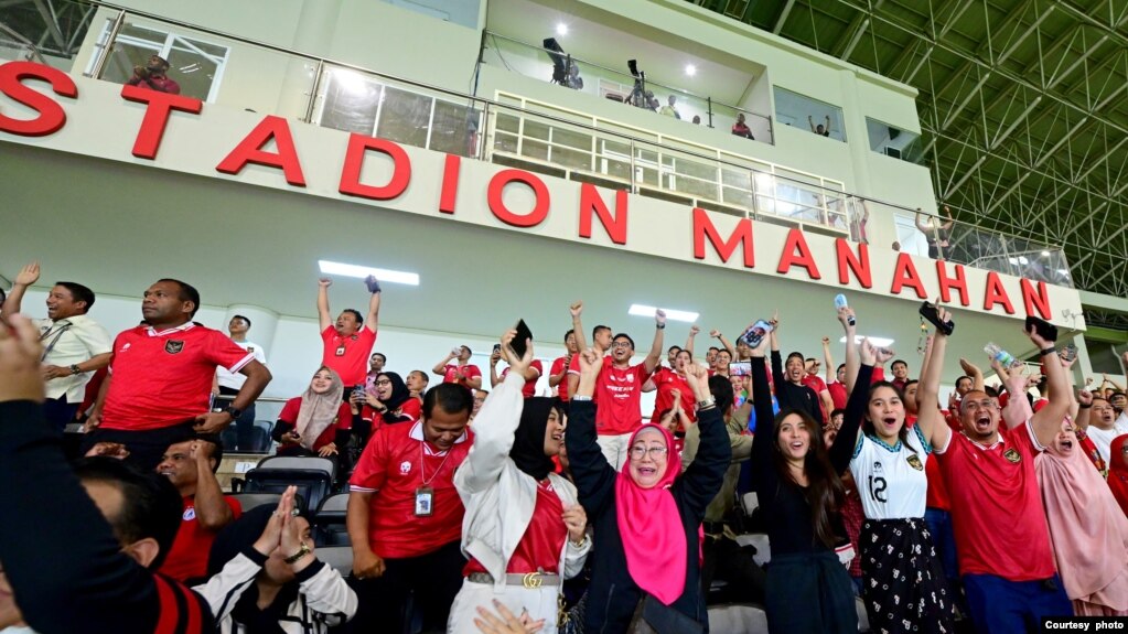 Para penonton bersorak saat Timnas U23 mencetak gol dalam pertandingan melawan Turkmenistan di stadion Manahan, Solo (courtesy: Setpres RI).