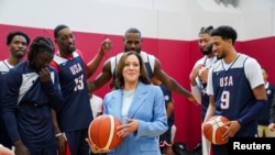 Wakil Presiden AS Kamala Harris bertemu dengan sejumlah pemain timnas basket AS dalam sesi latihan di Las Vegas, Kanada, pada 9 Juli 2024. (Foto: Reuters/Kevin Lamarque)