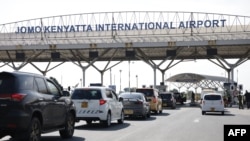 Des voitures font la queue à l'entrée de l'aéroport international Jomo Kenyatta (JKIA) à Nairobi, le 23 juillet 2024.