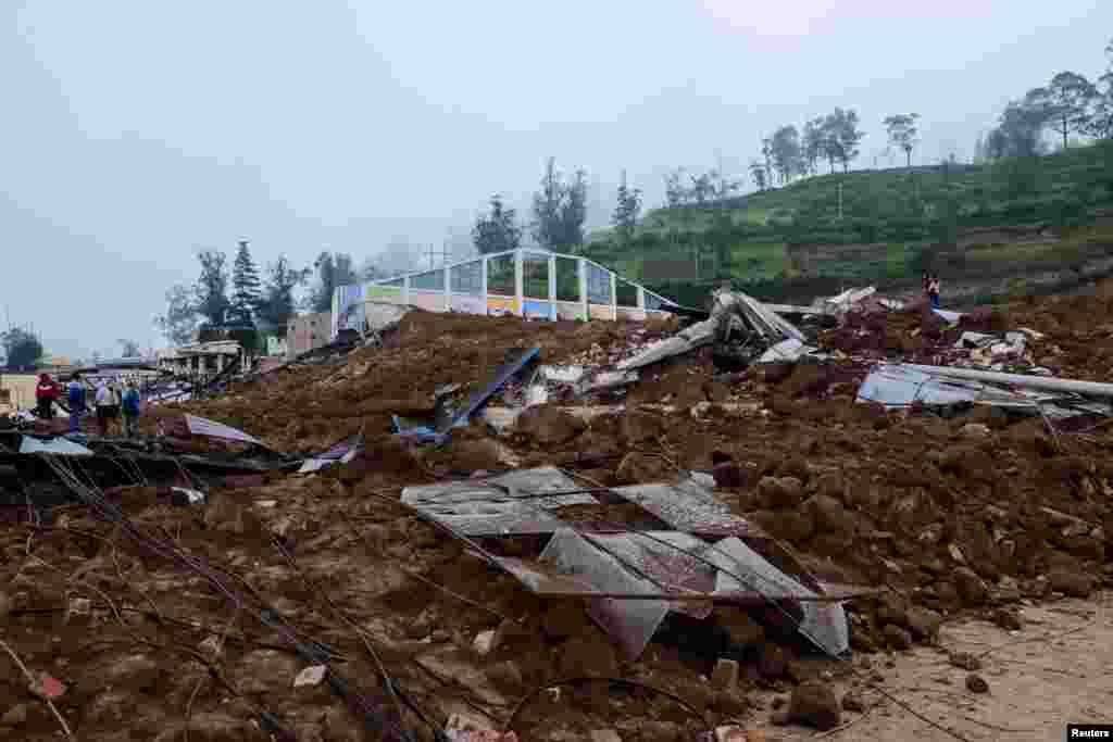 Una gran cantidad de tierra cayó en la noche del domingo en un sector de la ciudad de Alausí, provincia de Chimborazo. Más de 500 personas y 163 viviendas resultaron afectadas.