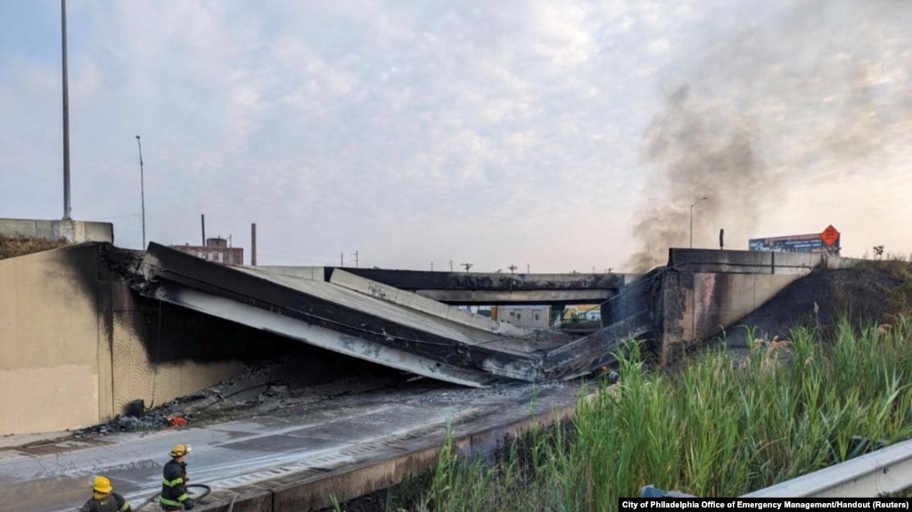 2023 年 6 月 11 日，宾夕法尼亚州费城一座立交桥下方发生火灾后，95 号州际公路部分坍塌。(photo:VOA)