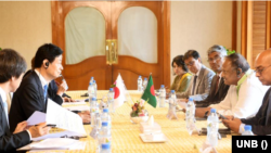 ঢাকার একটি হোটেলে সফররত জাপানের অর্থনীতি ও বাণিজ্যমন্ত্রী ইয়াসুতোশি নিশিমুরার সঙ্গে দ্বিপাক্ষিক বৈঠকে বাংলাদেশের বাণিজ্যমন্ত্রী টিপু মুনশি। 