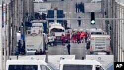 FILE - Polisi dan tim penyelamat di luar stasiun metro Maelbeek di Brussel, 22 Maret 2016. (AP/Martin Meissner, File)