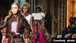 Koleksi Jenny yang menampilkan Batik Durian dalam gaya punk mendapat sambutan hangat di Emerging Talents Milan Fashion Show 2021. (Dok. Istituto di Moda Burgo Indonesia) 