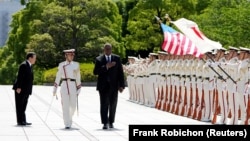 2023年6月1日美国国防部长奥斯汀(右)和日本防卫大臣浜田靖一(左)检阅仪仗队