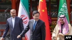 沙特阿拉伯外交大臣费萨尔（右）、伊朗外交部长阿卜杜勒·希扬（左）在北京举行会谈期间与中国外长秦刚（中）在一起。（2023年4月6日）