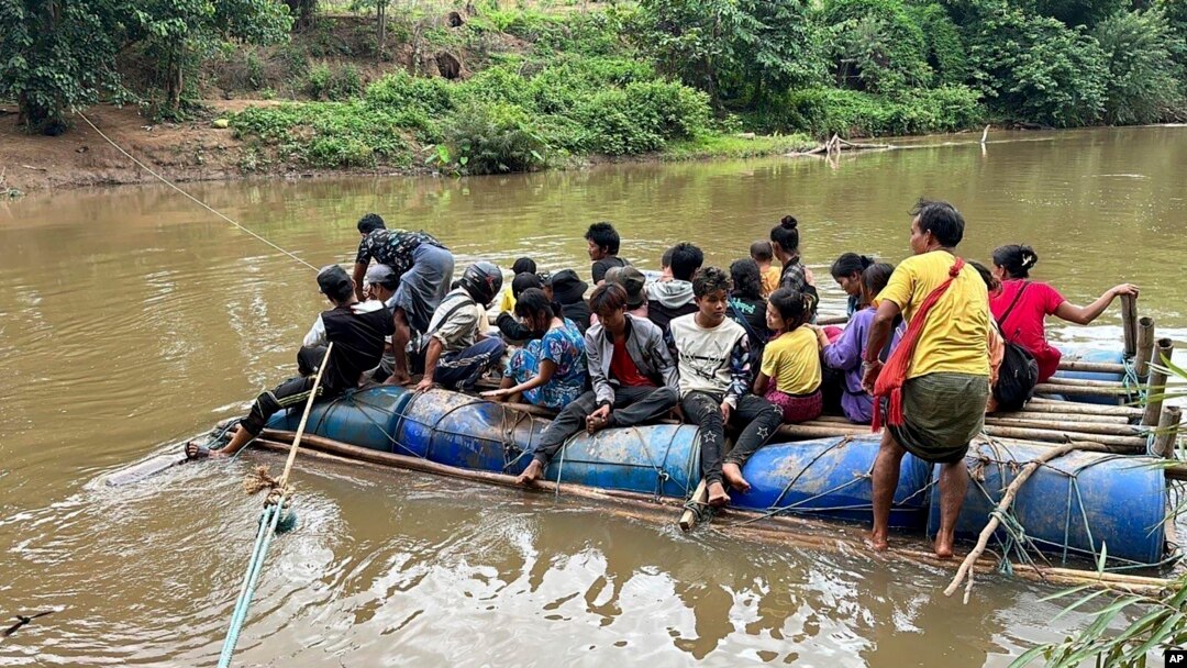 Penduduk desa di bagian selatan negara bagian Kayah timur Myanmar melarikan diri dari serangan pasukan pemerintah militer, Jumat, 23 Juni 2023. (Free Burma Rangers via AP)
