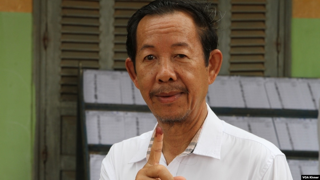 រូបឯកសារ៖ លោក រ៉ុង ឈុន អនុប្រធានម្នាក់របស់គណបក្សភ្លើងទៀន បង្ហាញម្រាមដៃដែលមានជ្រលក់ទឹកថ្នាំ បន្ទាប់ពីបានបោះឆ្នោតជាតិអាណត្តិទី ៧ នៅស្រុកស្អាង ខេត្តកណ្តាល កាលពីថ្ងៃទី ២៣ ខែកក្កដា ឆ្នាំ ២០២៣។ (លាស់ លីបលីប/វីអូអេ)