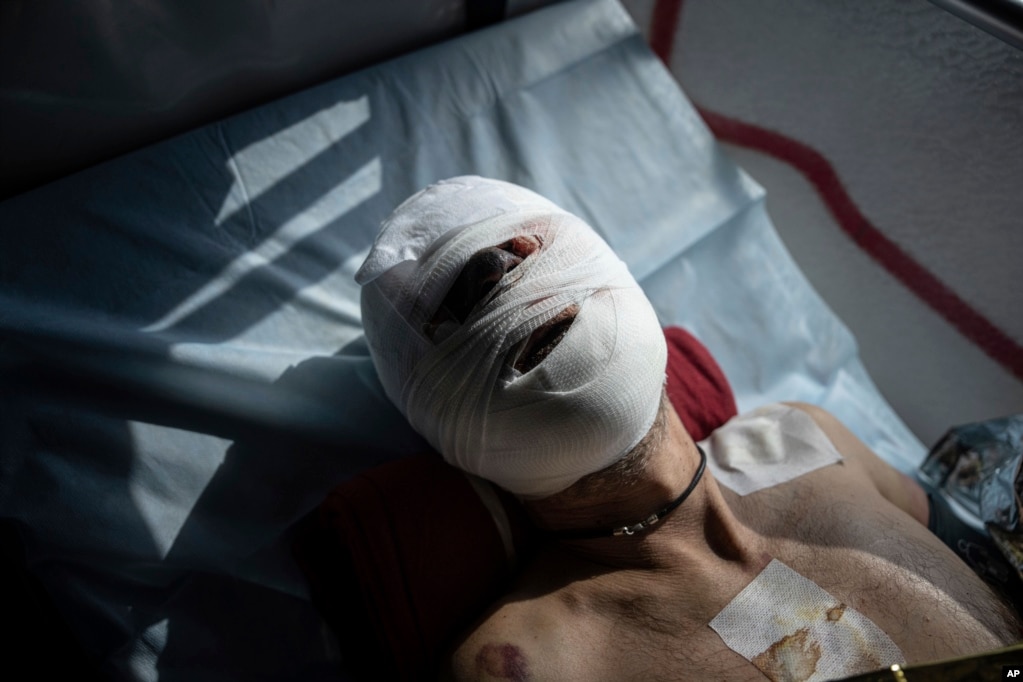 Un soldado ucraniano herido, en una camilla durante una evacuación en la región de Donetsk, Ucrania, el 22 de marzo de 2023. (AP Foto/Evgeniy Maloletka).