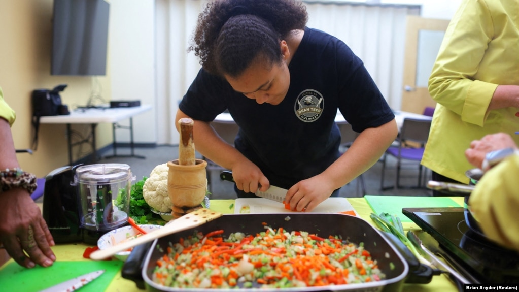 Fifteen-year-old Jelainie learns healthy eating habits at the Holyoke Health Center in Holyoke, Massachusetts, U.S., June 11, 2024. (REUTERS Photo/Brian Snyder) 