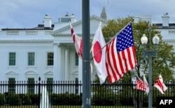 미국 워싱턴 백악관 주변에 기시다 후미오 일본 총리의 국빈방문을 환영하는 의미로 양국 국기가 게양됐다.