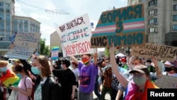 Activistas LGBTQ+ marchan por el centro de la ciudad durante una manifestación por los derechos de las personas transgénero en Kiev, Ucrania, el 22 de mayo de 2021. [Foto: Reuters/Valentyn Ogirenko]