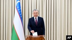 Presiden Uzbekistan Shavkat Mirziyoyev menggunakan hak pilihnya dalam pemilihan presiden Uzbekistan di sebuah tempat pemungutan suara di Tashkent, Uzbekistan, pada 9 Juli 2023. (Foto: Uzbekistan's Presidential Press Office via AP)