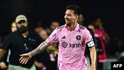 Penyerang Inter Miami asal Argentina Lionel Messi merayakan golnya pada pertandingan sepak bola Grup J Piala Liga antara Inter Miami CF dan Cruz Azul di Stadion DRV PNK di Fort Lauderdale, Florida, pada 21 Juli 2023. (Foto: AFP/Chandan KHANNA)