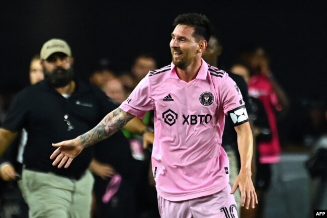 Lionel Messi merayakan setelah mencetak gol kemenangan bagi Inter Miami CF dalam pertandingan melawan Cruz Azul di Fort Lauderdale, Florida, 21 Juli 2023.