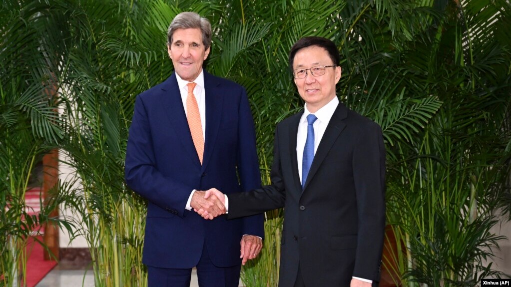 中国国家副主席韩正在北京会晤到访的美国气候特使克里。（2023年7月19日）