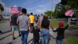 Aduciendo un supuesto riesgo de que Estados Unidos sea invadido por migrantes, 15 gobernadores republicanos se reunieron en Texas.