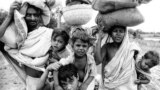 19 اپریل 1971 ایک فائل فوٹو: اس وقت کے مشرقی پاکستان کے مہاجرین کا ایک گروپ جو محفوظ مقام کی تلاش میں بھارت جارہا ہے، اے پی فوٹو
