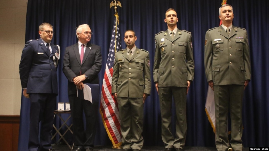 Ambasador SAD pozira za fotografiu sa pripadnicima Vojske Srbije tokom svečane dodele američkih vojnih medalja JSAM, u američkoj ambasadi u Beogradu, 17. aprila 2024. (Foto: FoNet)