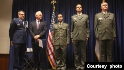 Ambasador SAD pozira za fotografiu sa pripadnicima Vojske Srbije tokom svečane dodele američkih vojnih medalja JSAM, u američkoj ambasadi u Beogradu, 17. aprila 2024. (Foto: FoNet)