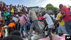 Sejumlah warga tampak menggotong seorang warga yang terluka akibat gempa di wilayah Jeremie, Haiti, pada 6 Juni 2023. (Foto: AP/Ralph Simon)