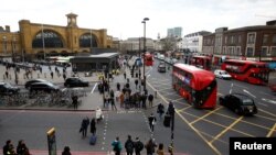 Pejalan kaki dan lalu lintas melewati stasiun kereta London King's Cross, London, Inggris, 26 Januari 2018. (REUTERS/Peter Cziborra)