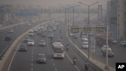 7일 인도 뉴델리 시내에서 차량들이 운행하고 있다. 대기 오염으로 주변 시설물들이 잘 보이지 않는다. 