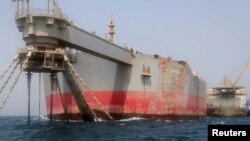 Kapal tanker tua ditambatkan di lepas pantai Yaman, menjelang dimulainya operasi yang dipimpin oleh PBB untuk memindahkan muatan minyaknya guna menghindari tumpahan minyak di Laut Merah.